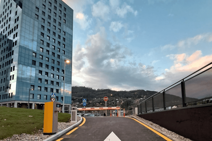 Nuevo vial de salida del aparcamiento P1 del HUCA, Oviedo